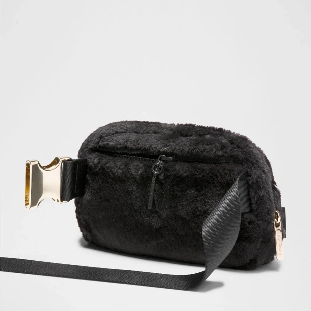 NWT Lululemon Plush Fleece Everywhere Belt Bag 1L in Black and Gold - Picture 10 of 13